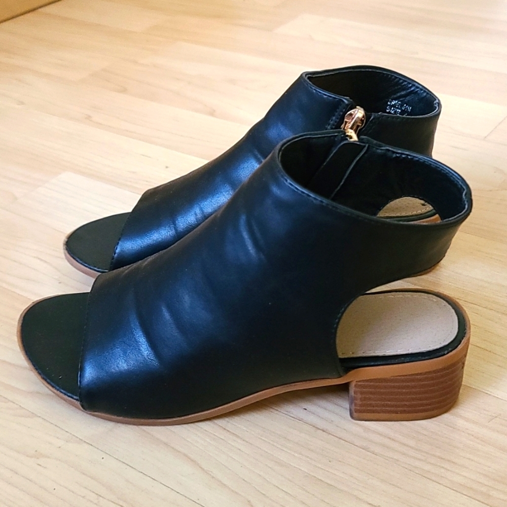 Nicole Hiller Black Open Toe Silde Zipper Girls Sandals Size 4